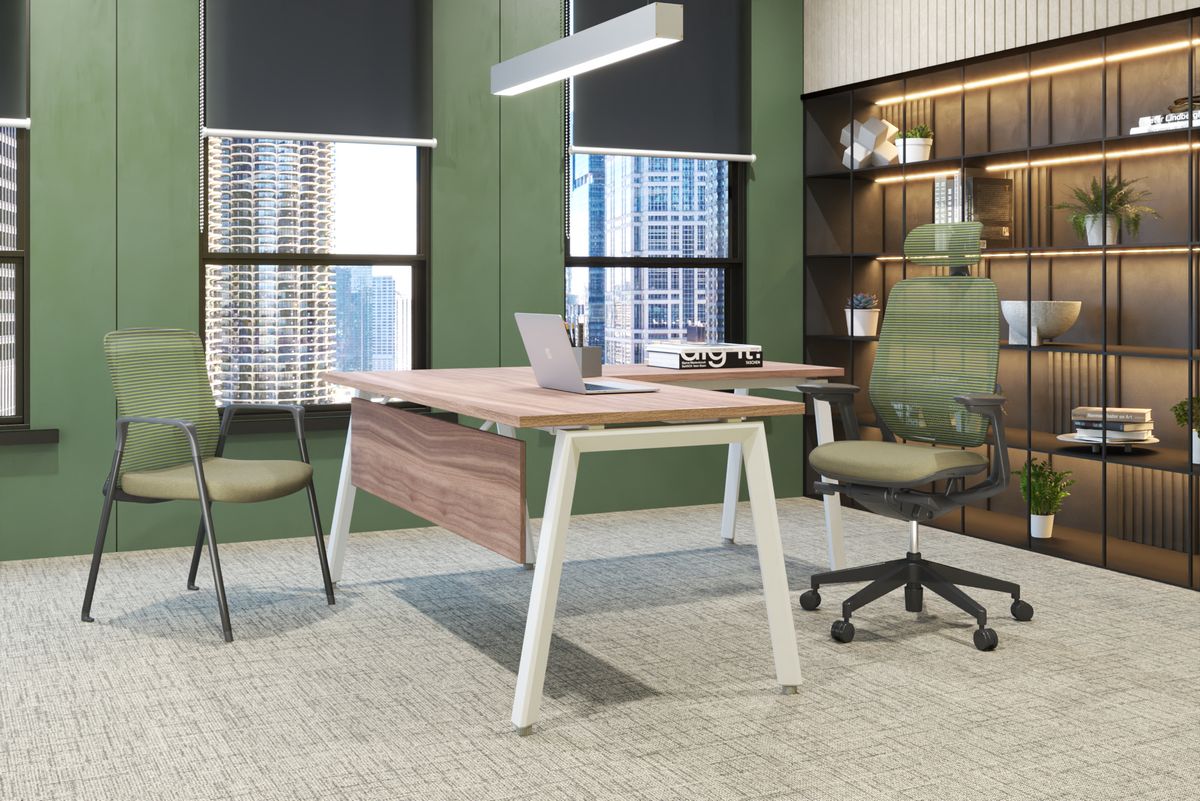 Fotografía de uno de los escritorios de oficina de Office Class rectangular con sillas ergonómicas color verde.