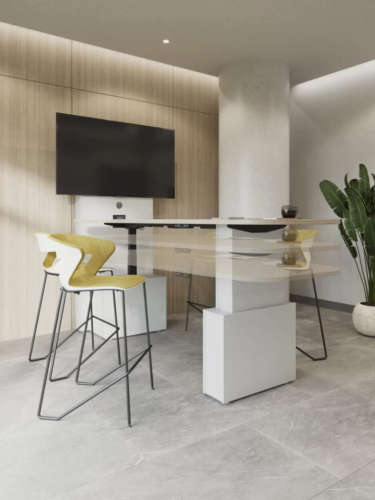 Fotografía de mesas de altura ajustable color beige con sillas color amarillo frente a una televisiòn.