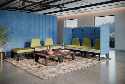 Fotografía de salas de espera oficina color verde con un respaldo color azul alrededor de una mesa color café.