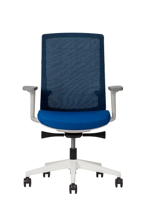 Fotografía de una de las sillas de oficina de Office Class color azul en un fondo de color blanco.
