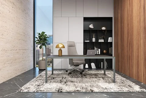 Mobiliario de oficina: fotografía de escritorio y silla color gris claro y un mueble color negro atrás.