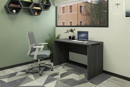 Mobiliario de oficina: fotografía de un escritorio color gris y enfrente una silla color gris claro a lado de pared verde.