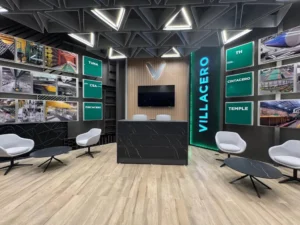 Imagen corporativa: Fotografía una recepción color negro con decoración en color verde agua y sillas color blanco.