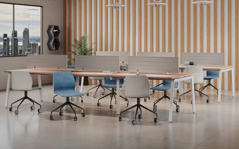 Mejores escritorios: Fotografía de escritorios de madera con divisiones color blanco y sillas color azul.