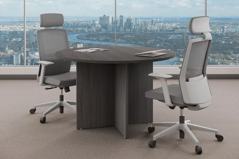Ley silla México: Fotografía de una mesa redonda color gris con sillas color gris claro a lado de un ventanal.